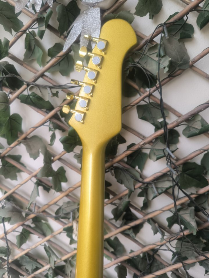 Guitarra estilo Firebird dorada NUEVA ¡Envío incluido! de segunda mano · Foto 7 de 9 · Murcia · 230 €