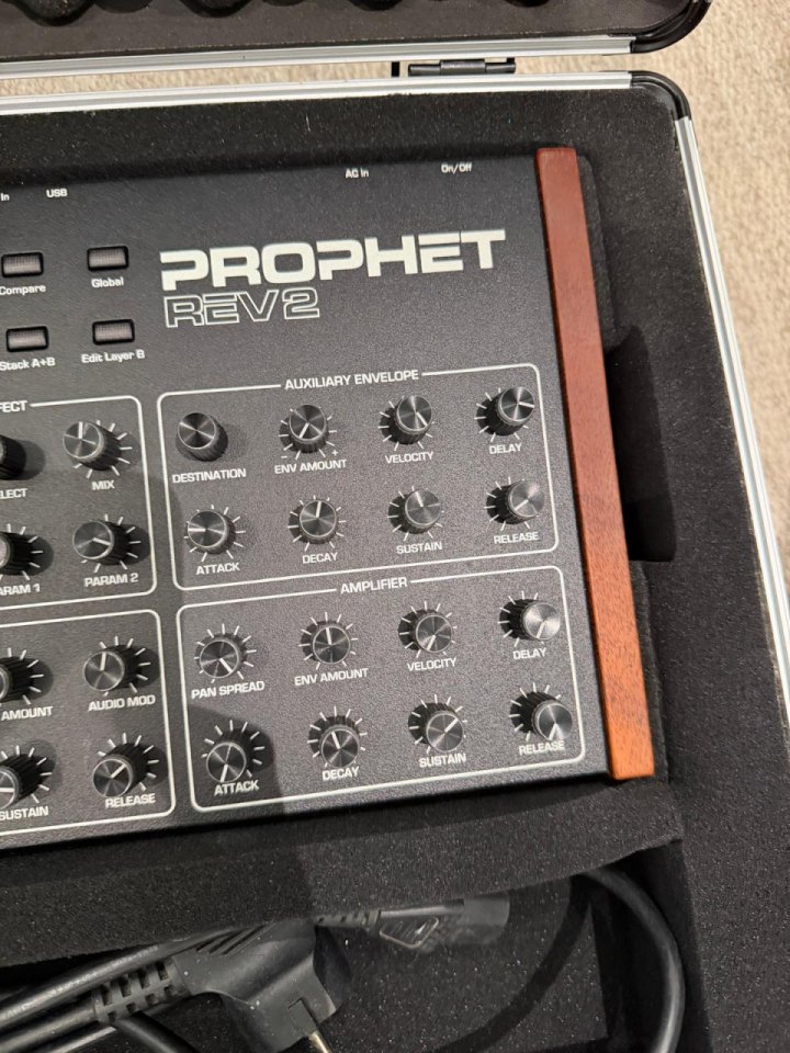 Sequential Prophet REV2-8 Desktop de segunda mano · Foto 4 de 6 · Madrid · 1000 €
