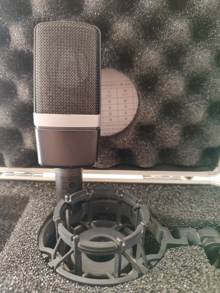 Micrófono de condensador AKG C214