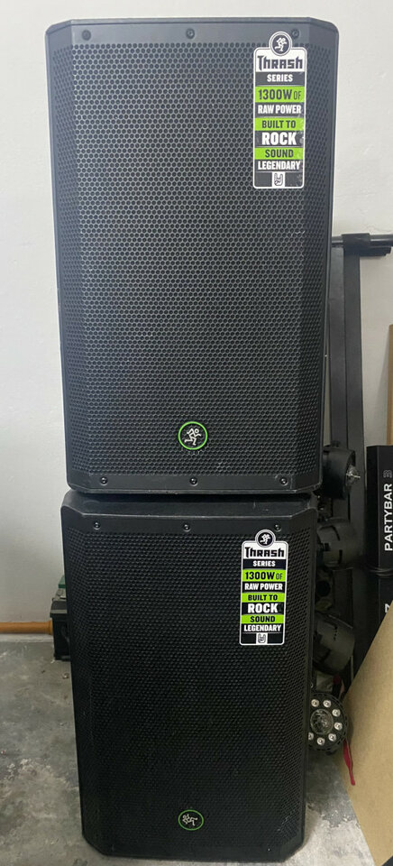 ALTAVOCES MACKIE THRASH 215 y mesa Mackie proFX12