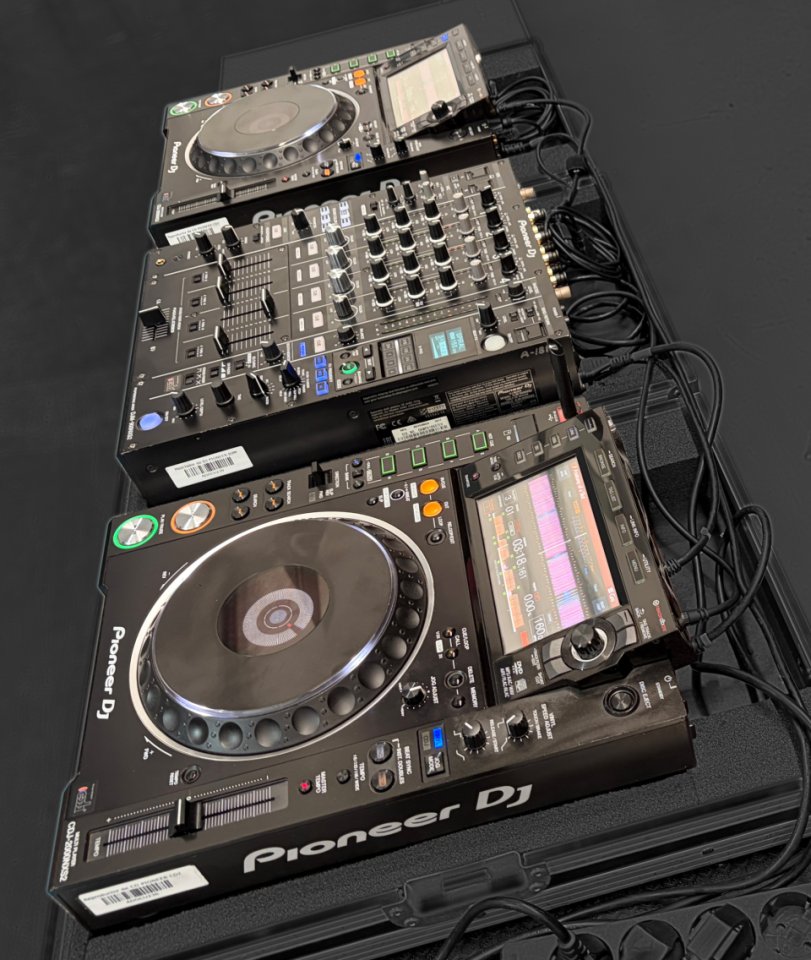 Set DJ PIONNER CDJ2000 de segunda mano · Foto 3 de 4 · Madrid · 3499 €
