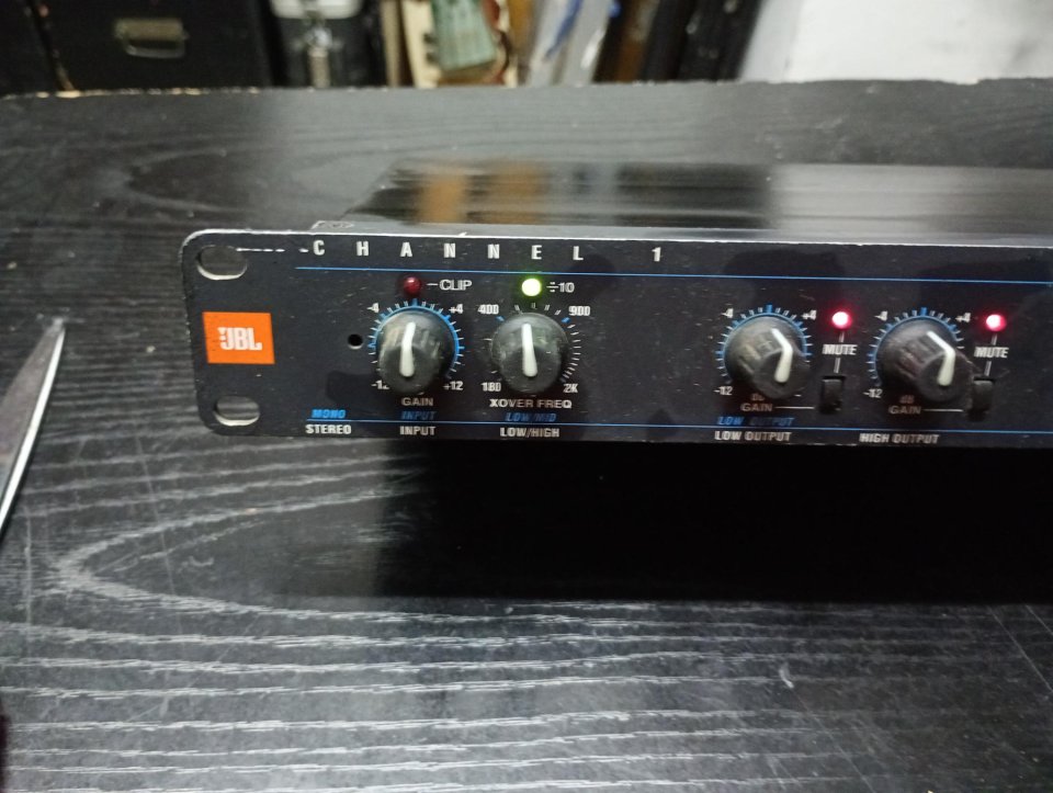 crossover JBL de segunda mano · Foto 2 de 4 · Cádiz · 100 €