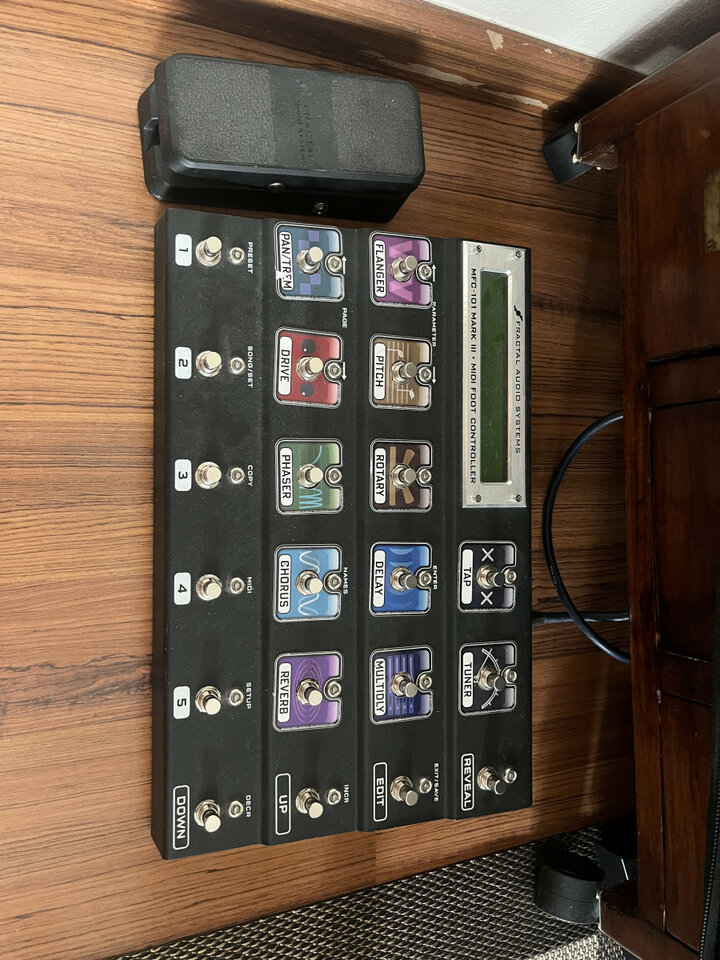 Fractal Axe fx2 más mfc 101 mark  3 y pedal expresión.