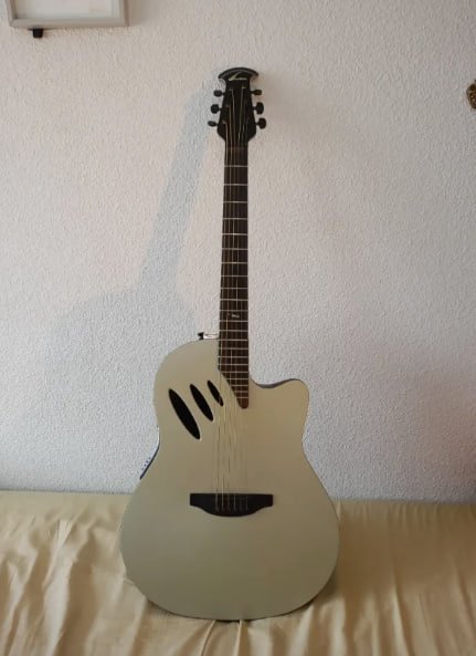 Guitarra Ovation Idea+ funda Ovation