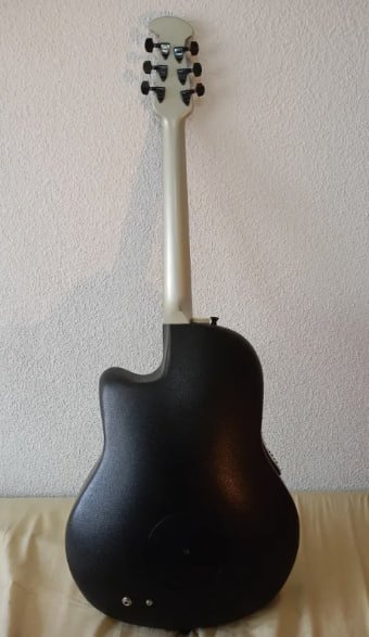 Guitarra Ovation Idea+ funda Ovation