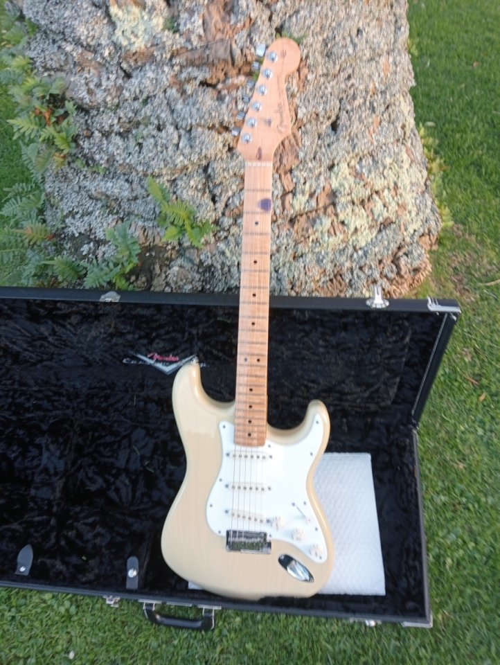 Fender Custom Shop Classic Stratocaster 2007 de segunda mano · Foto 3 de 10 · A Coruña · 1 €
