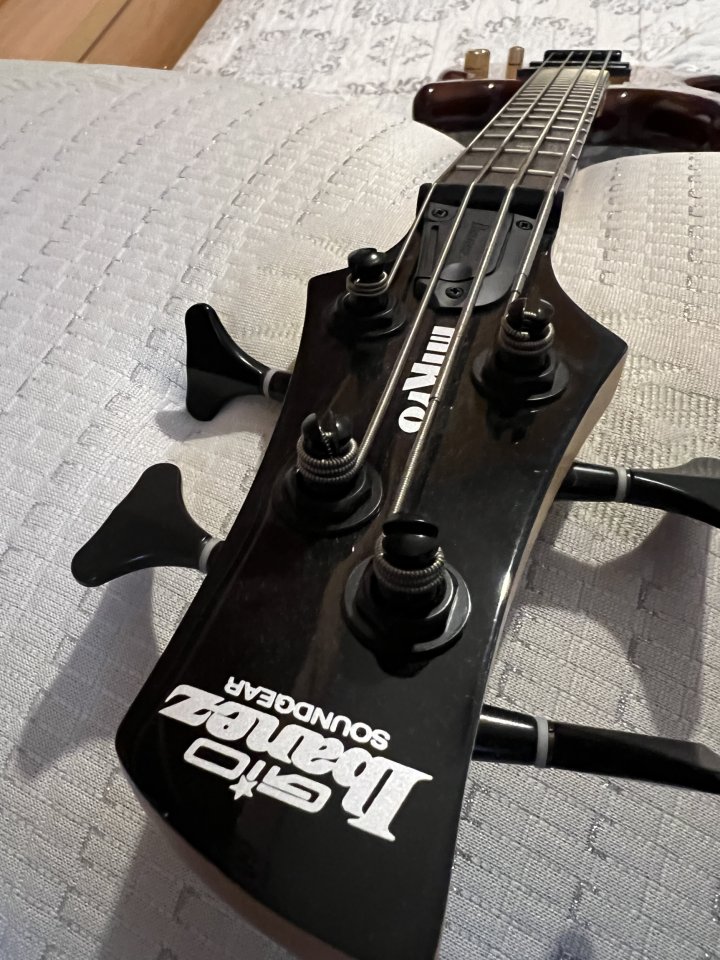 Guitarra Elctro-clásica (Nylon) y Bajo Ibáñez escala corta