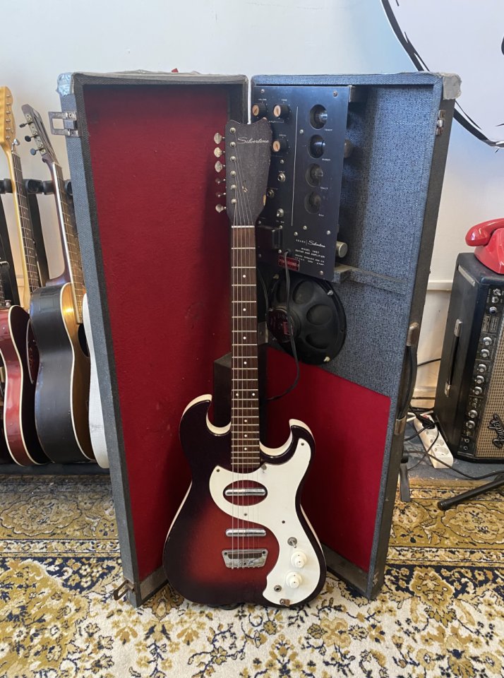 Silvertone 1457 con Amp-in-case de 1965 (amplificador de válvulas/estuche)