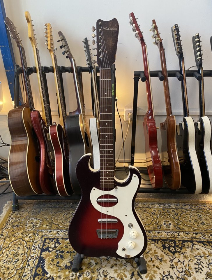 Silvertone 1457 con Amp-in-case de 1965 (amplificador de válvulas/estuche)