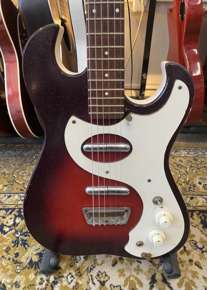 Silvertone 1457 con Amp-in-case de 1965 (amplificador de válvulas/estuche)