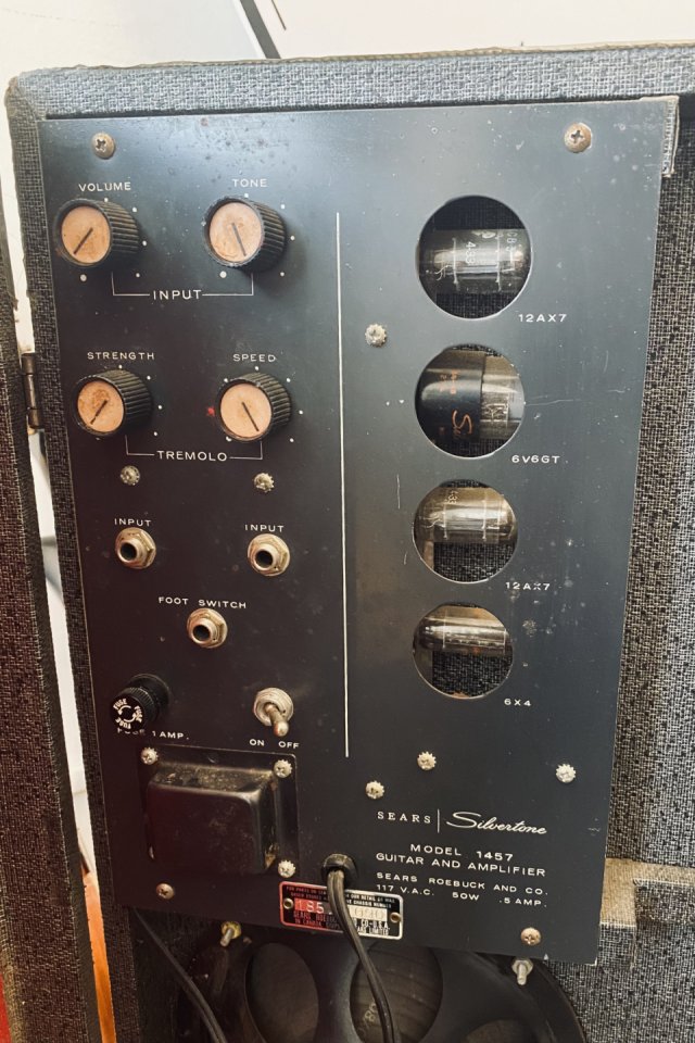 Silvertone 1457 con Amp-in-case de 1965 (amplificador de válvulas/estuche)