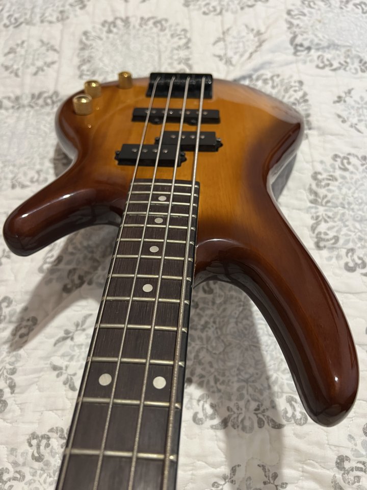 Guitarra Elctro-clásica (Nylon) y Bajo Ibáñez escala corta