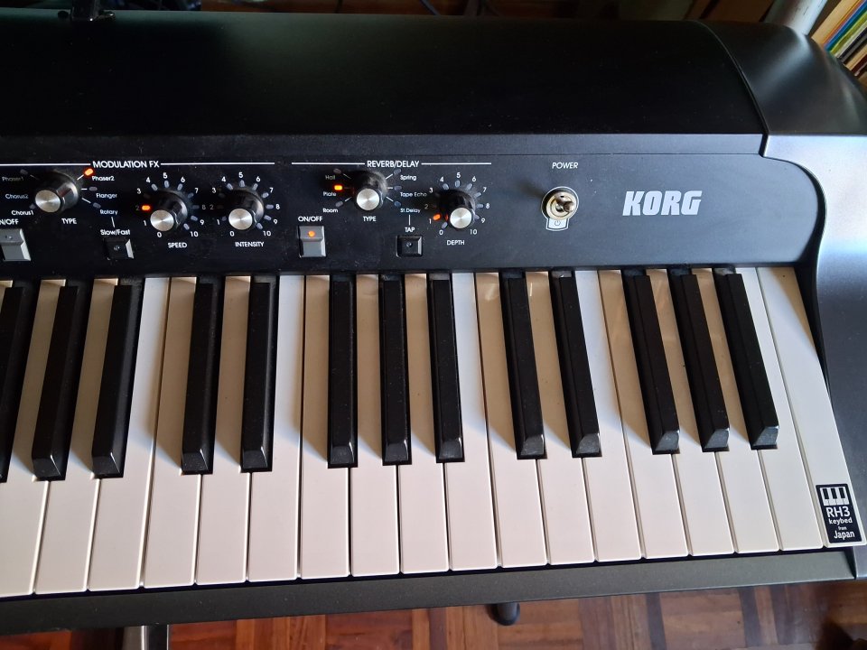Piano Korg SV-1 de 88 teclas + Soporte + Funda de segunda mano · Foto 4 de 10 · Palencia · 1200 €
