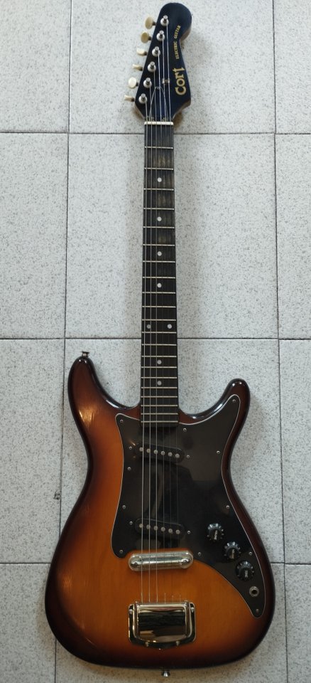 Guitarra eléctrica CORT de segunda mano · Foto 1 de 2 · Madrid · 195 €