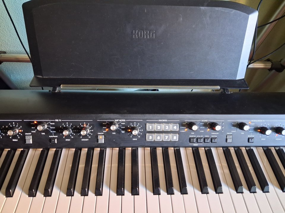 Piano Korg SV-1 de 88 teclas + Soporte + Funda de segunda mano · Foto 3 de 10 · Palencia · 1200 €
