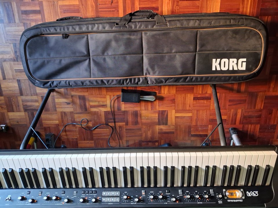 Piano Korg SV-1 de 88 teclas + Soporte + Funda de segunda mano · Foto 6 de 10 · Palencia · 1200 €