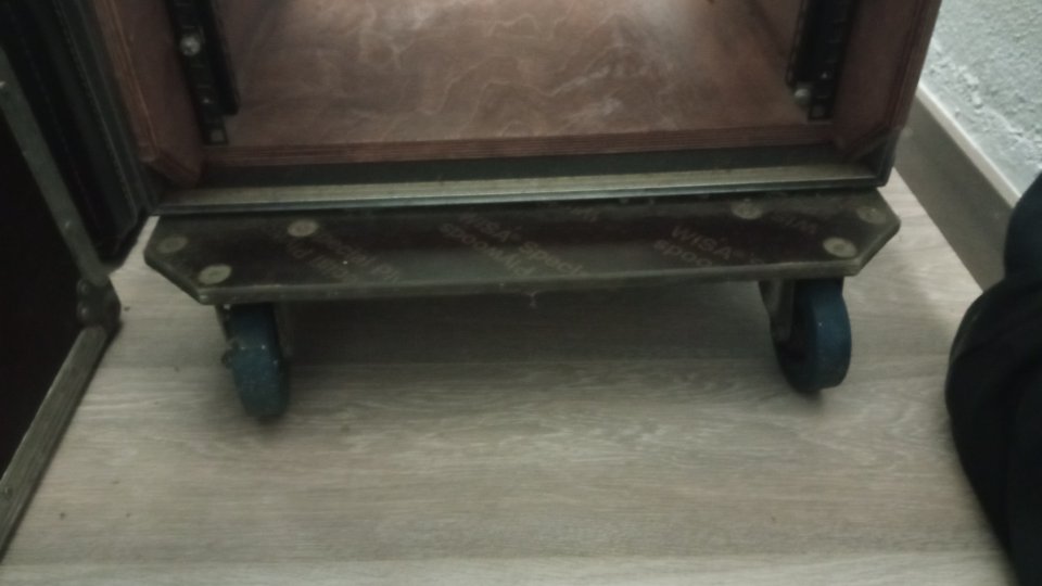 Flight-case con ruedas de 8 alturas de rack