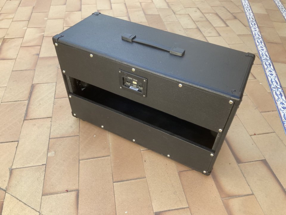 Pantalla 2x12 Open Back Celestion V30 de segunda mano · Foto 4 de 9 · Huelva · 230 €