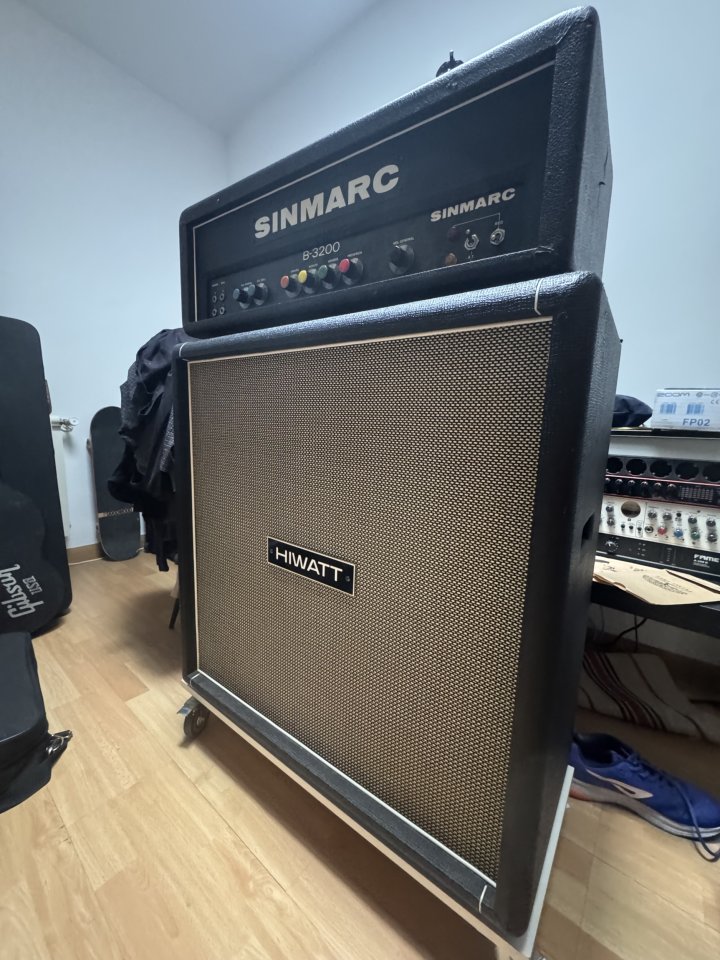 Cambio Sinmarc b3200 + pantalla Hiwatt 4x12 england fane purple de segunda mano · Foto 2 de 3 · Guadalajara · 1850 €