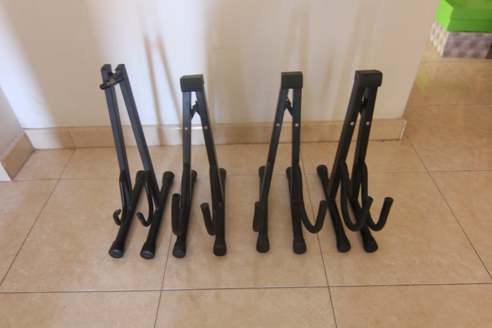 4 pies/soportes de guitarra varios