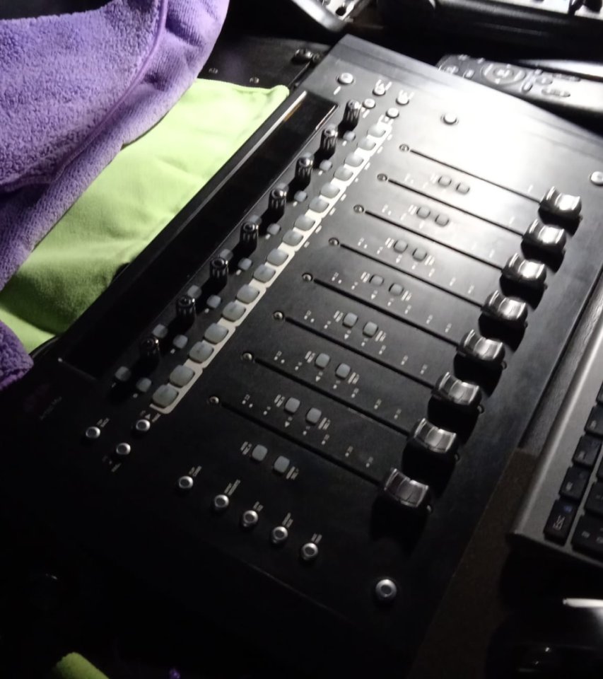 Controladoras AVID serie Artist BackFace