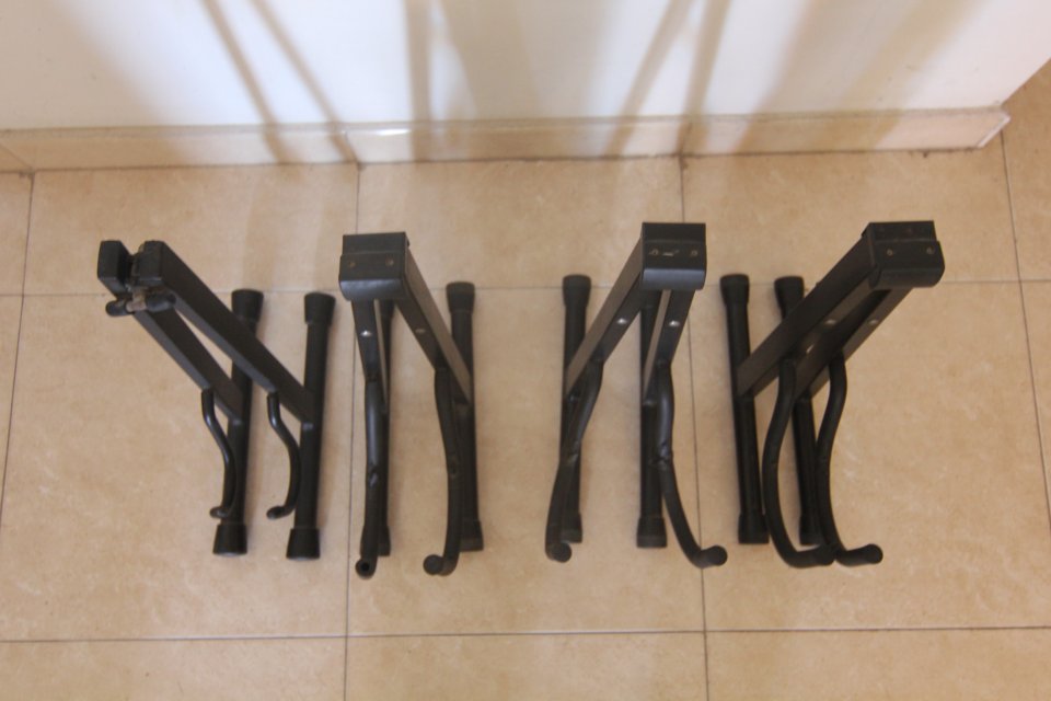 4 pies/soportes de guitarra varios