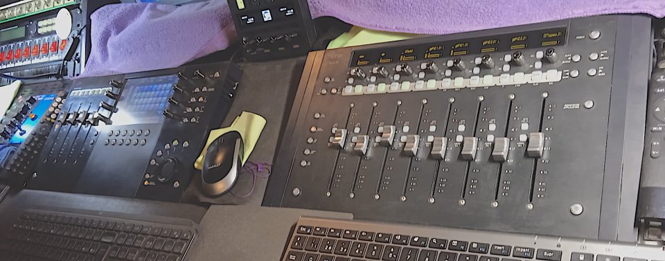 Controladoras AVID serie Artist BackFace