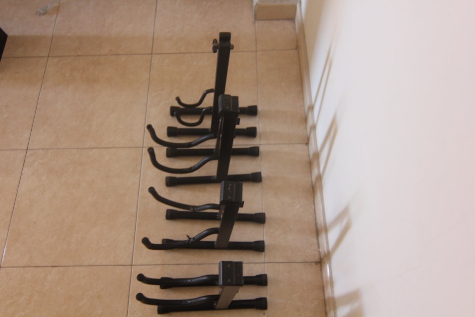 4 pies/soportes de guitarra varios