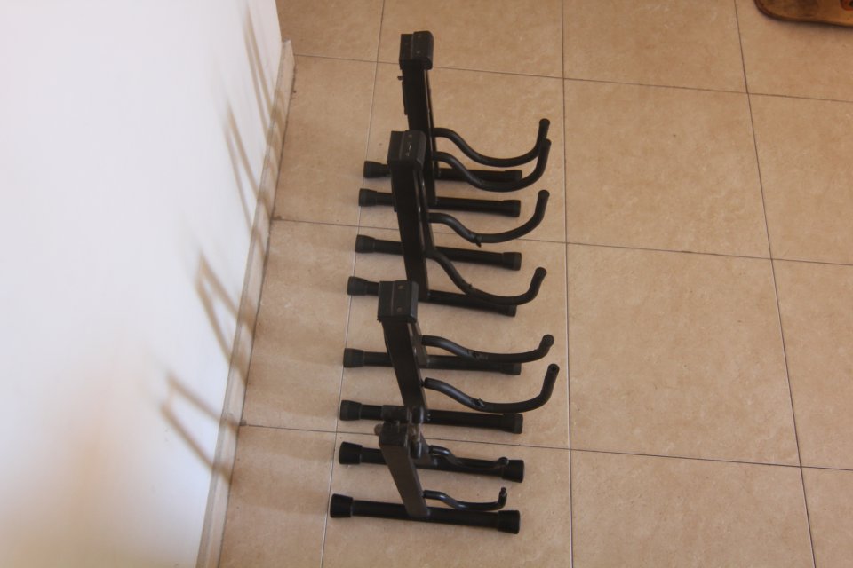 4 pies/soportes de guitarra varios