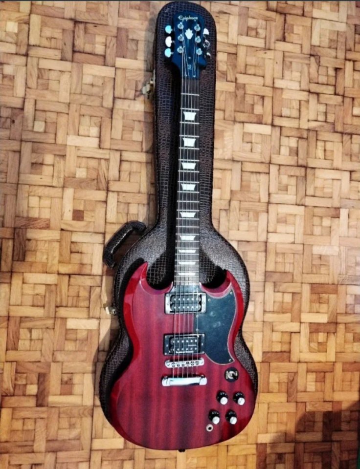 Epiphone SG 400 con extras de segunda mano · Foto 3 de 9 · Tarragona · 350 €