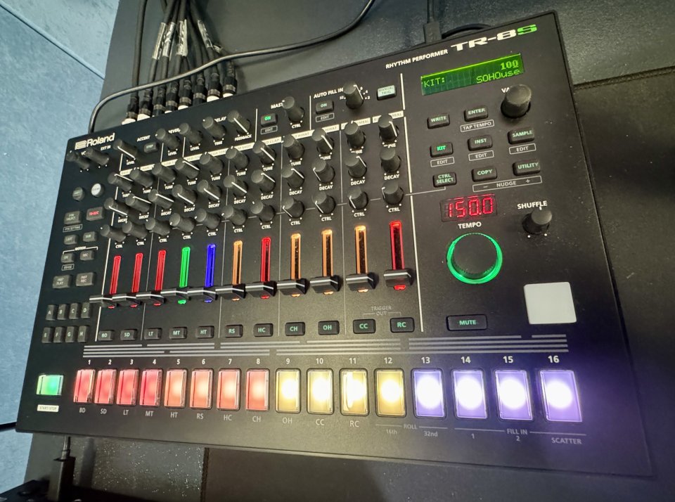 Roland TR8S de segunda mano · Foto 1 de 2 · Cádiz · 550 €
