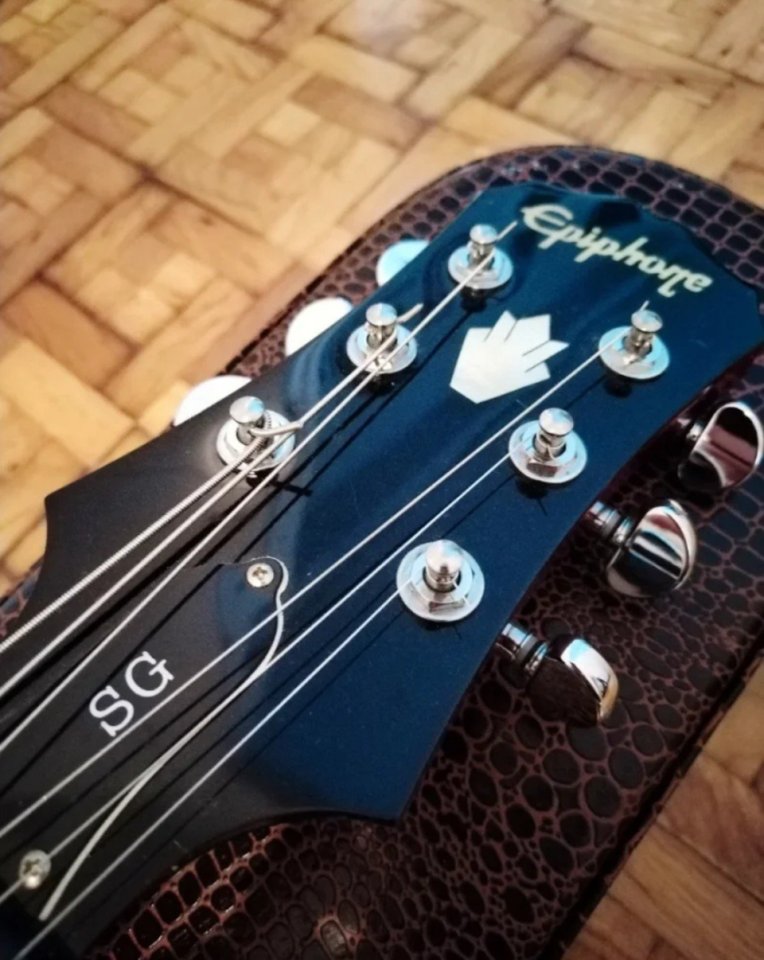 Epiphone SG 400 con extras de segunda mano · Foto 5 de 9 · Tarragona · 350 €