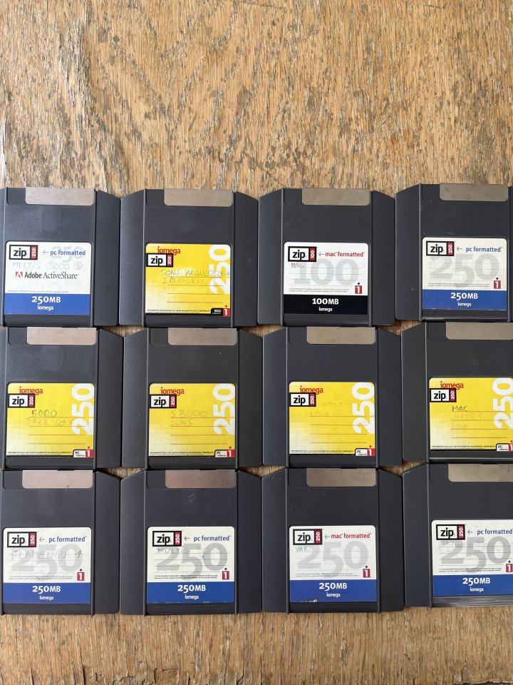 iomega zips 11 de 250 y 1 de 100 de segunda mano · Foto 2 de 2 · Barcelona · 80 €