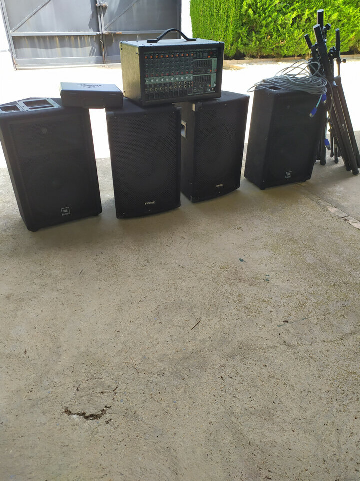 Mesa Berhinger Europower PMP2000D con bafles, monitores, micros, soportes