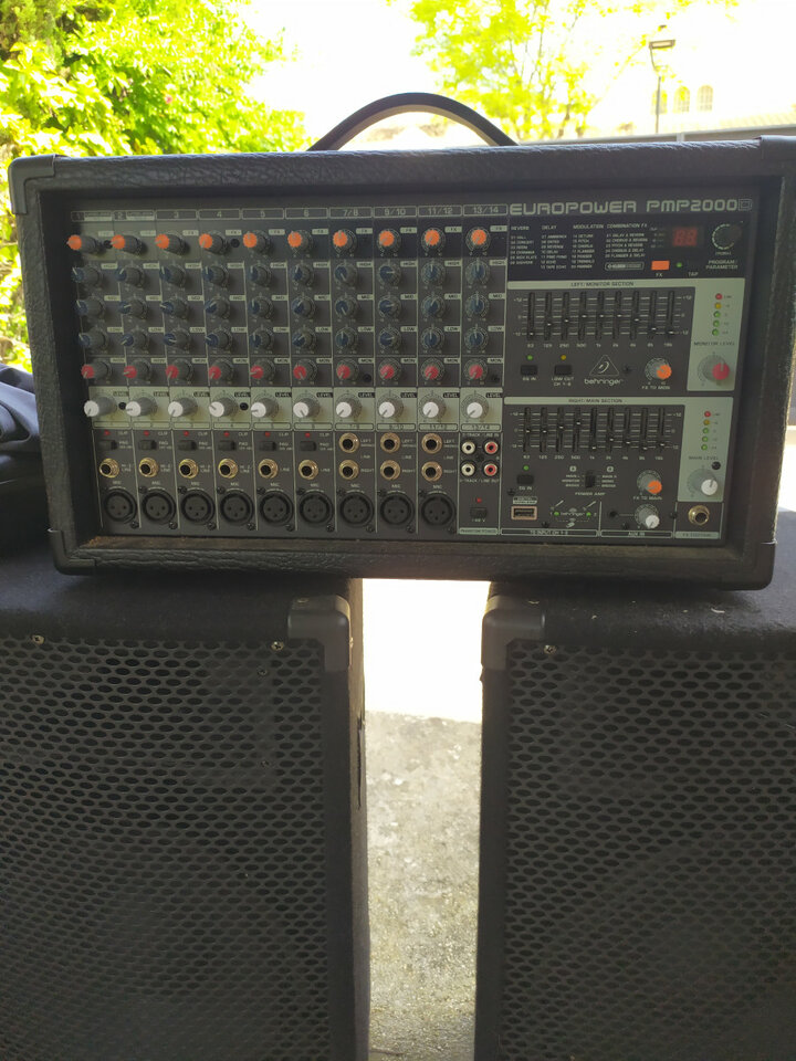 Mesa Berhinger Europower PMP2000D con bafles, monitores, micros, soportes