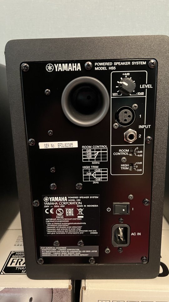 6 Altavoces Yamaha HS5