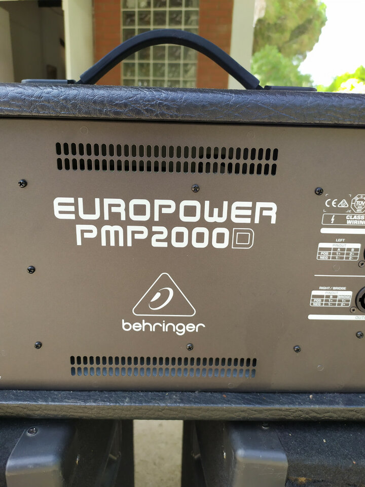 Mesa Berhinger Europower PMP2000D con bafles, monitores, micros, soportes