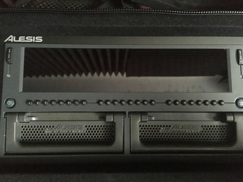 ALESIS HD24XR + Bolsa Rack 3U + Embalaje original.