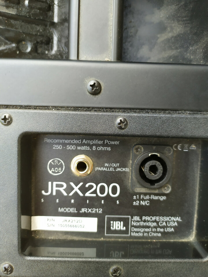 Mesa Berhinger Europower PMP2000D con bafles, monitores, micros, soportes