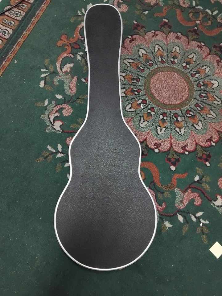 Estuche de ¿guitarra, bajo...? RESERVADO
