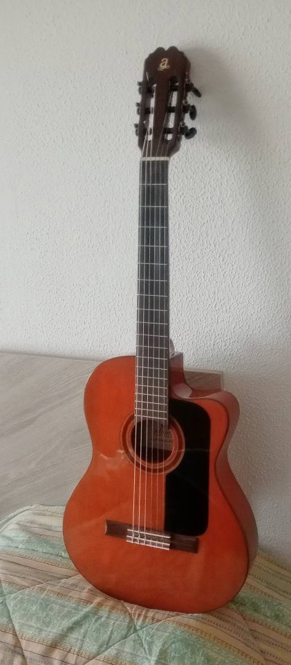 Guitarra Admira mejorada de segunda mano · Foto 1 de 7 · Cantabria · 290 €