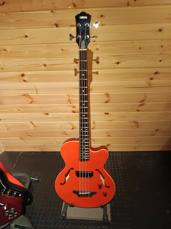 Bajo Yamaha BX4 Hollow body