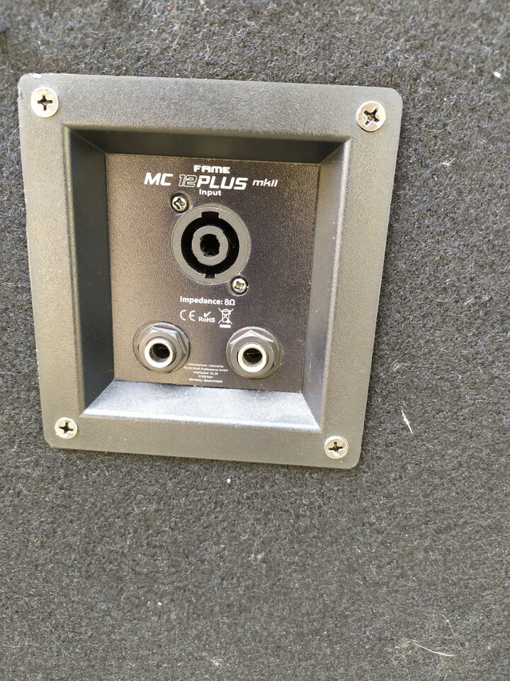 Mesa Berhinger Europower PMP2000D con bafles, monitores, micros, soportes