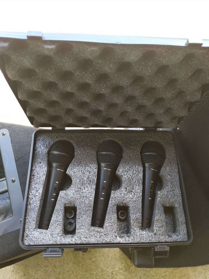 Mesa Berhinger Europower PMP2000D con bafles, monitores, micros, soportes