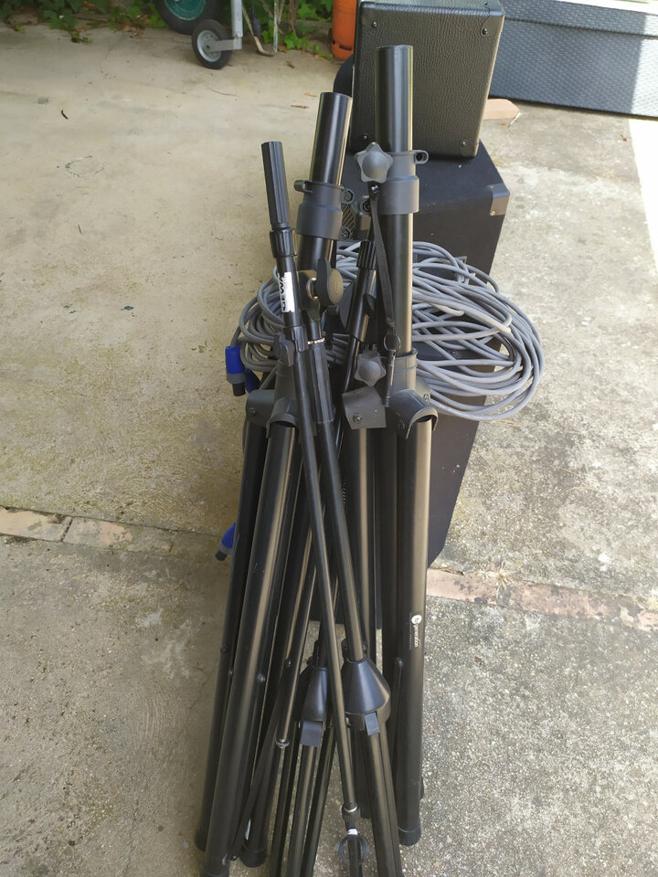 Mesa Berhinger Europower PMP2000D con bafles, monitores, micros, soportes