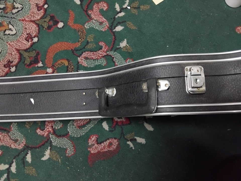 Estuche de ¿guitarra, bajo...? RESERVADO