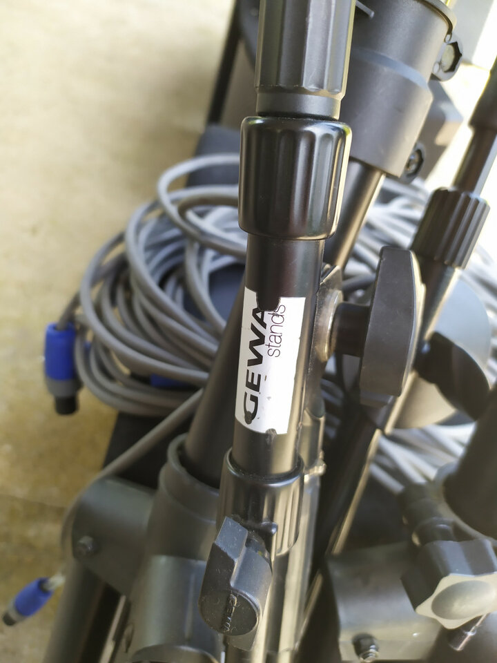 Mesa Berhinger Europower PMP2000D con bafles, monitores, micros, soportes