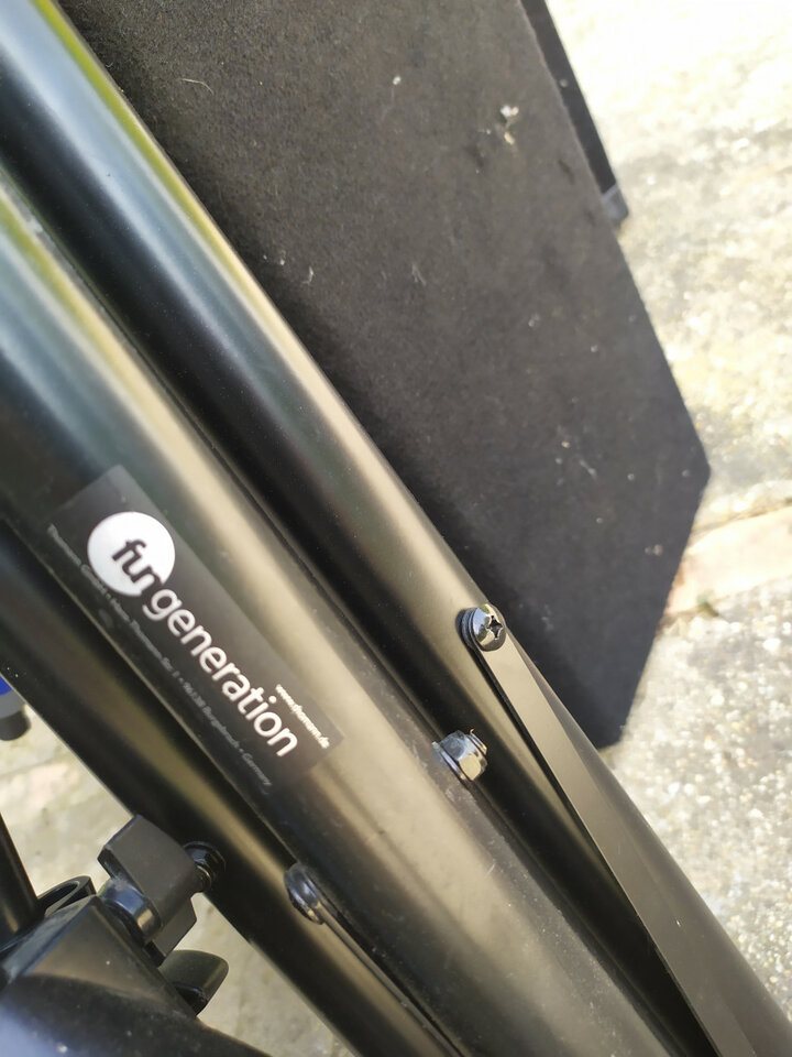 Mesa Berhinger Europower PMP2000D con bafles, monitores, micros, soportes