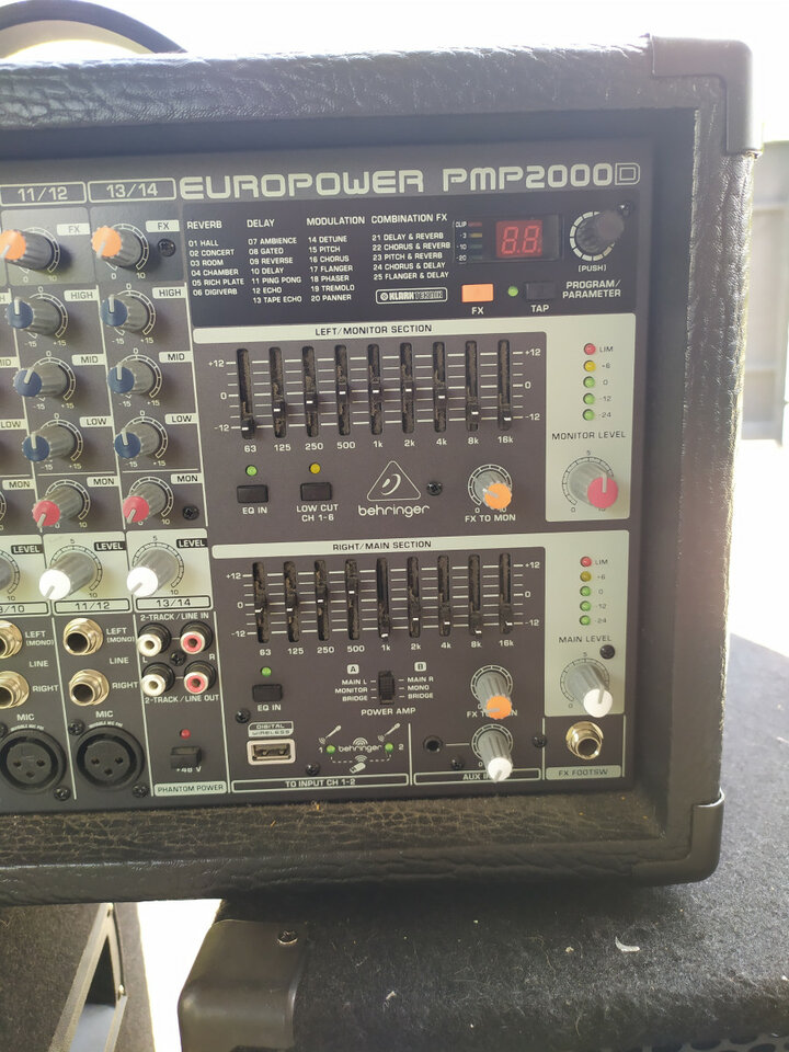 Mesa Berhinger Europower PMP2000D con bafles, monitores, micros, soportes