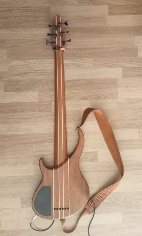 Bajo seis cuerdas de segunda mano · Foto 3 de 3 · Madrid · 450 €